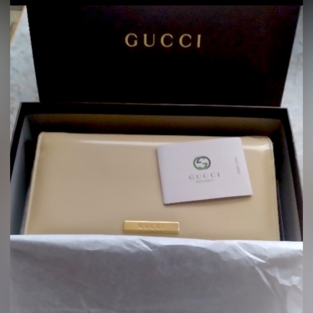 Authentic Gucci Patent Leather Cream Wallet with crossbody strap